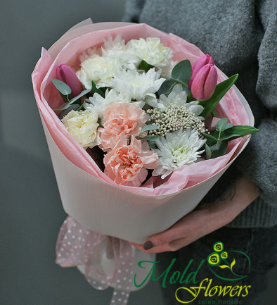 Bouquet with pink tulips and white chrysanthemum photo 394x433